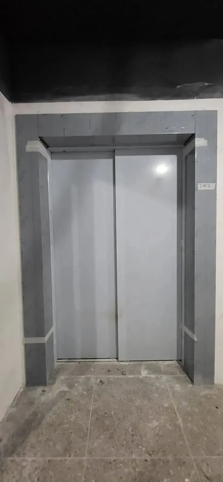 Lift portal surround with deep returns
